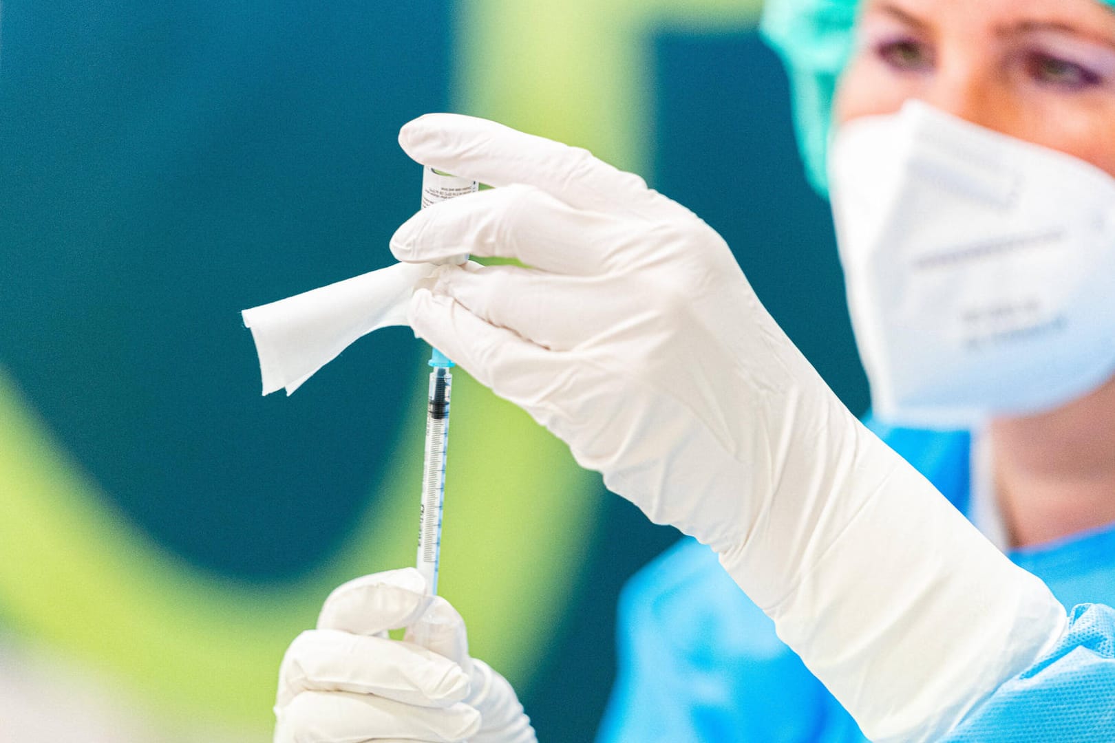 Corona-Impfung: Um die Ausbreitung der Virus-Mutationen einzudämmen, wollen sich fünf Staaten zusammenschließen. (Symbolbild)