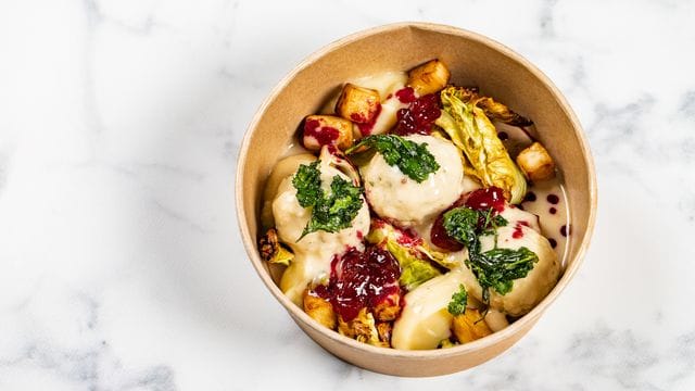 Vegane Königsberger Klopse: Statt gehacktem Fleisch kommt eine Mischung aus Tofu und Kichererbsenmehl zum Einsatz, die pikant gewürzt wird. Vegane Königsberger Klopse: Statt gehacktem Fleisch kommt eine Mischung aus Tofu und Kichererbsenmehl zum Einsatz, die pikant gewürzt wird.