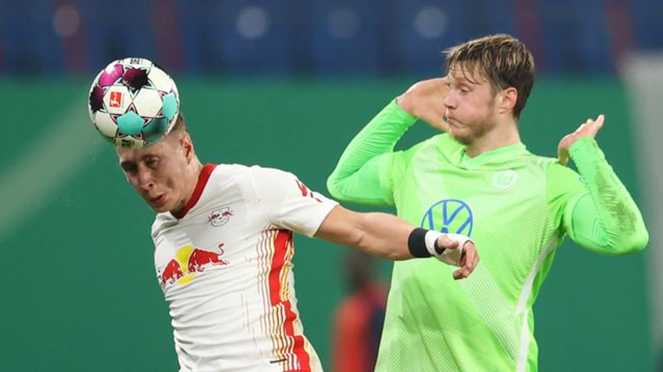 Der Leipziger Willi Orban (l) brach sich gegen den VfL Wolfsburg die Hand.