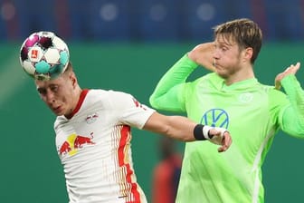 Der Leipziger Willi Orban (l) brach sich gegen den VfL Wolfsburg die Hand.