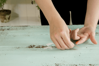 Einfacher Trick: Ganz einfach lässt sich ein Pflaster so präparieren, dass es perfekt an jeden Finger passt.