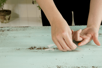 Einfacher Trick: Ganz einfach lässt sich ein Pflaster so präparieren, dass es perfekt an jeden Finger passt.