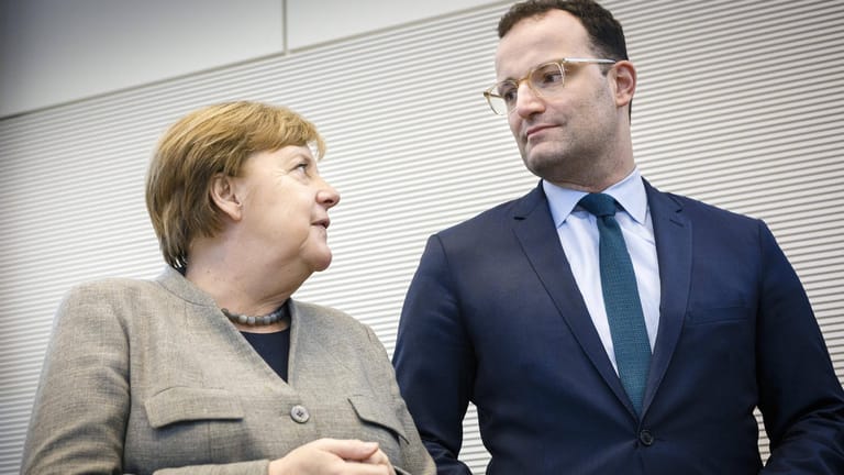 Bundeskanzlerin Angela Merkel im Gespräch mit Gesundheitsminister Jens Spahn: Die Corona-Politik der Bundesregierung verliert zunehmend an Rückhalt ind er Bevölkerung.