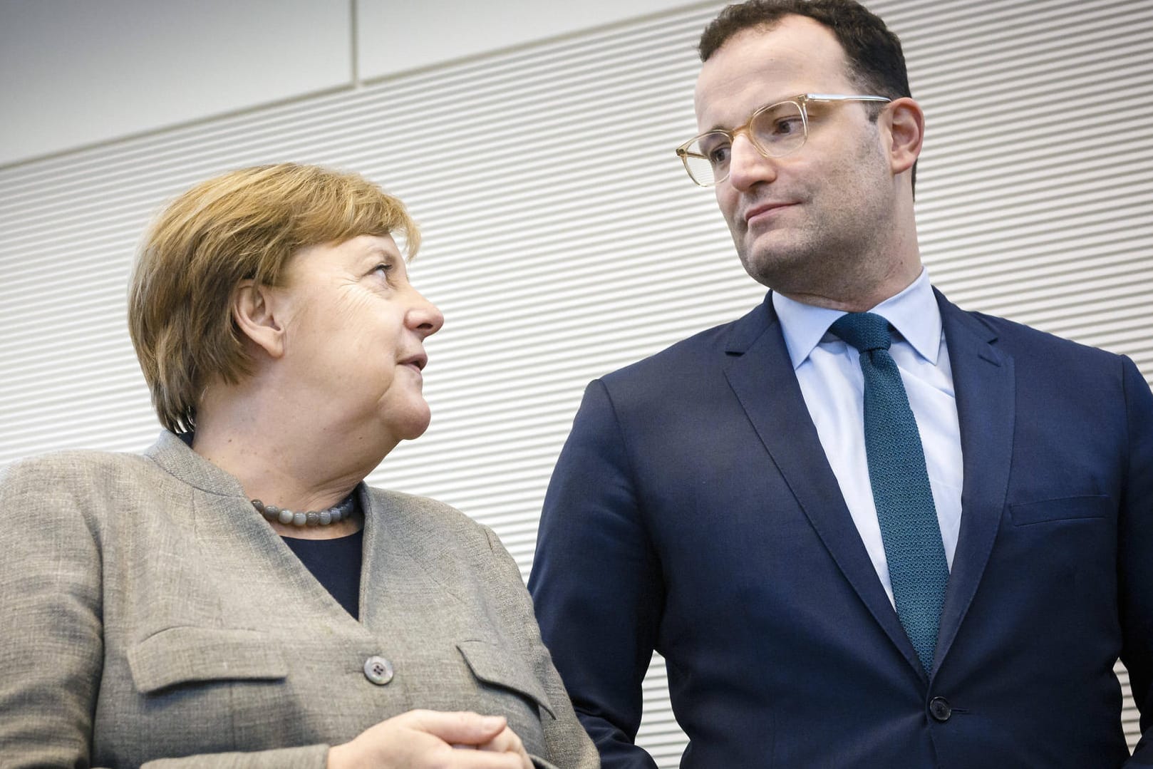 Bundeskanzlerin Angela Merkel im Gespräch mit Gesundheitsminister Jens Spahn: Die Corona-Politik der Bundesregierung verliert zunehmend an Rückhalt ind er Bevölkerung.