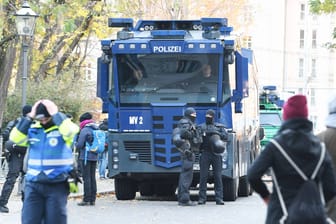 Polizeikräfte bei einer Demonstration gegen die Corona-Maßnahmen im November in Leipzig (Archivbild): Am Wochenende soll es wieder Proteste in der Stadt geben, sowohl von Gegnern der Maßnahmen und einem Aktionsbündnis gegen die Demos.