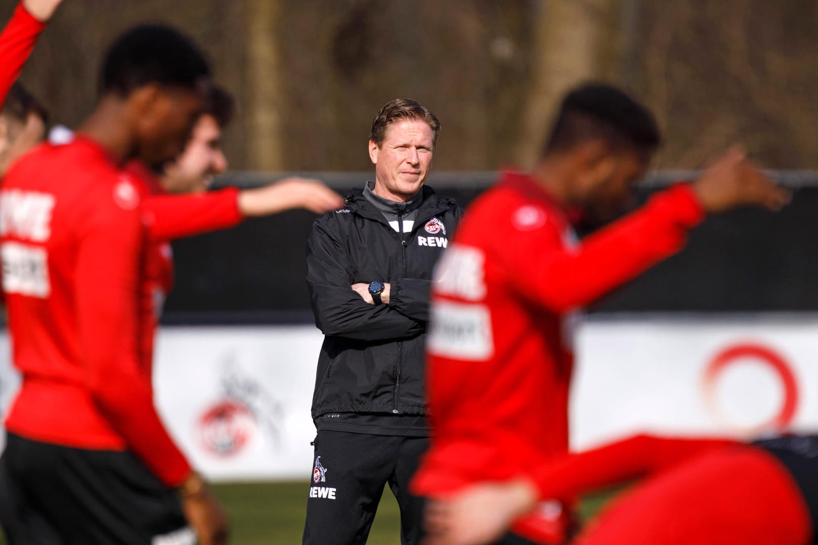 Markus Gisdol beim Training des 1. FC Köln. Der 51-Jährige genießt trotz akuter Abstiegsgefahr die Rückendeckung des Vereins.