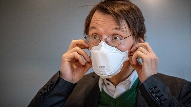 Karl Lauterbach glaubt nicht mehr an eine Zuschauer-Rückkehr in dieser Saison. Karl Lauterbach glaubt nicht mehr an eine Zuschauer-Rückkehr in dieser Saison.