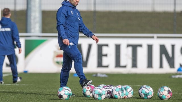 Dimitrios Grammozis gibt sein Bundesliga-Debüt als Coach des FC Schalke 04. Dimitrios Grammozis gibt sein Bundesliga-Debüt als Coach des FC Schalke 04.