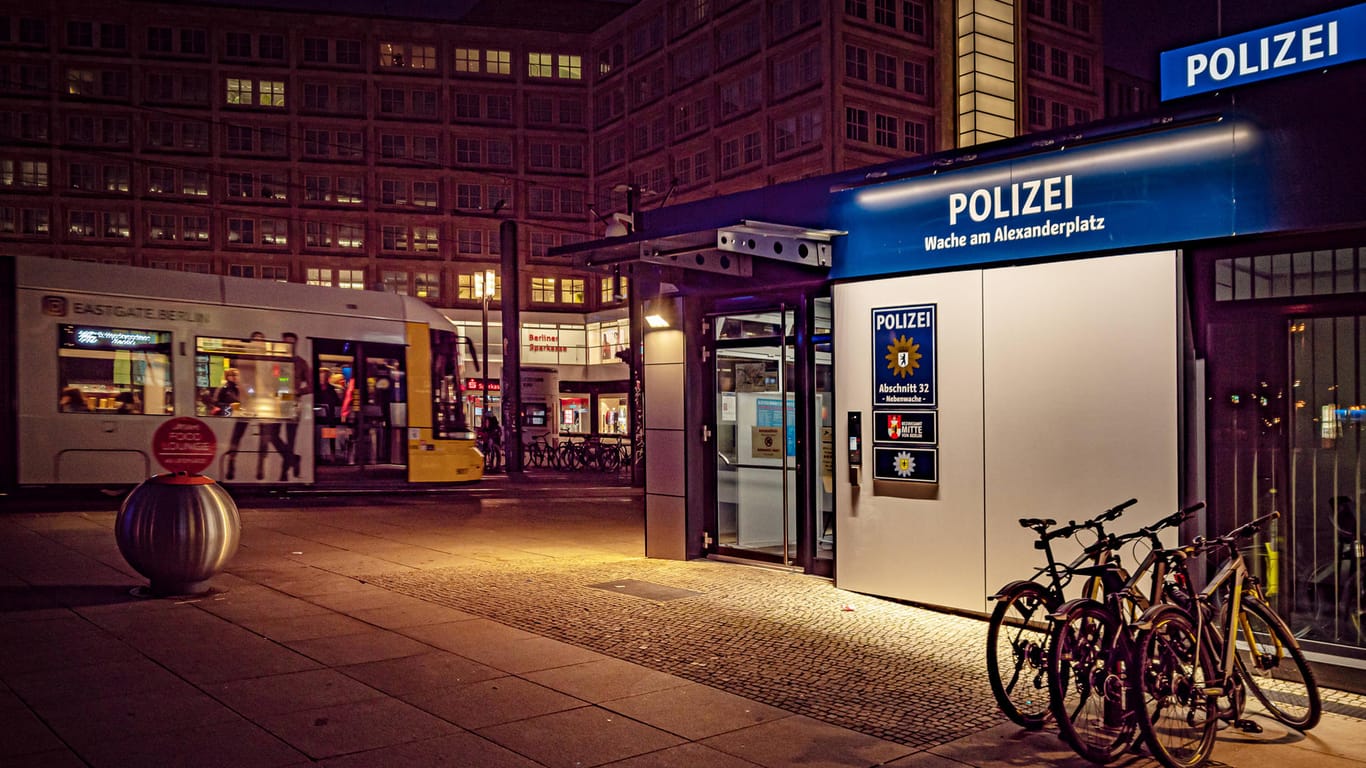 Polizeiwache am Berliner Alexanderplatz: Hier ereignete sich eine Massenschlägerei zwischen 30 Kindern und Jugendlichen.