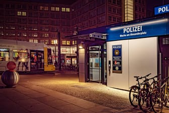 Polizeiwache am Berliner Alexanderplatz: Hier ereignete sich eine Massenschlägerei zwischen 30 Kindern und Jugendlichen.