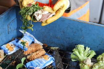Lebensmittel im Müll: In Privathaushalten werden besonders viele Lebensmittel weggeworfen.