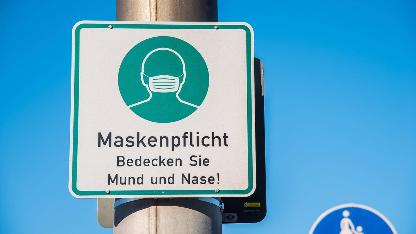 Ein Schild weist auf die Maskenpflicht hin (Symbolbild): In Hagen wurden bei einer Kontrolle erneut hunderte Verstöße festgestellt.