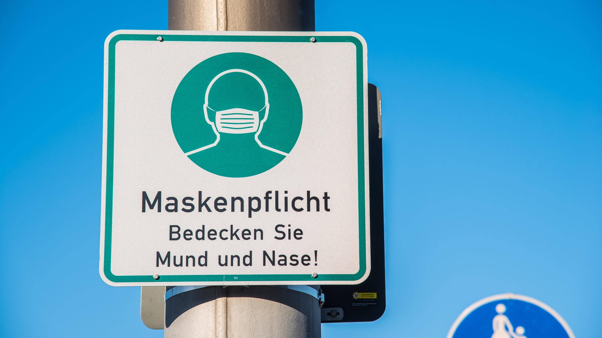 Ein Schild weist auf die Maskenpflicht hin (Symbolbild): In Hagen wurden bei einer Kontrolle erneut hunderte Verstöße festgestellt.