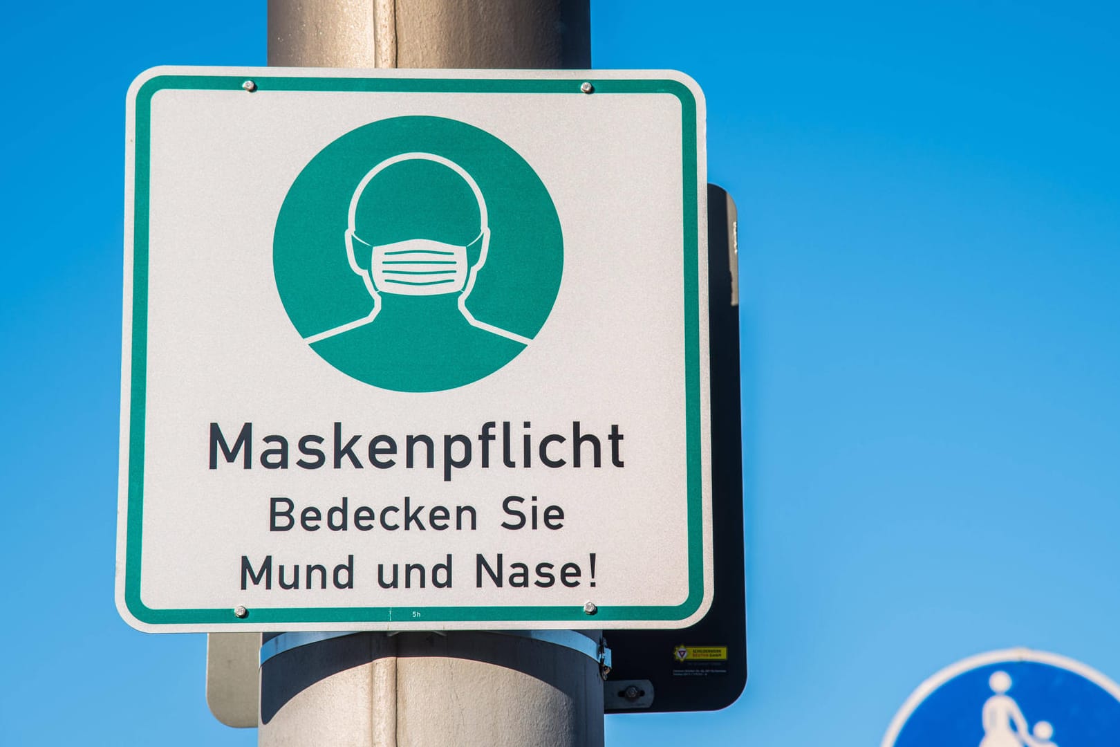 Ein Schild weist auf die Maskenpflicht hin (Symbolbild): In Hagen wurden bei einer Kontrolle erneut hunderte Verstöße festgestellt.