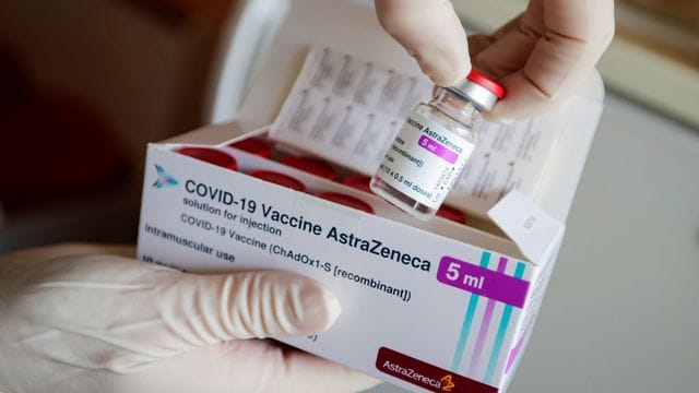 Anders als Biontech/Pfizer und Moderna liefert Astrazeneca der EU bisher nicht die vertraglich zugesagten Mengen Impfstoffe. Anders als Biontech/Pfizer und Moderna liefert Astrazeneca der EU bisher nicht die vertraglich zugesagten Mengen Impfstoffe.