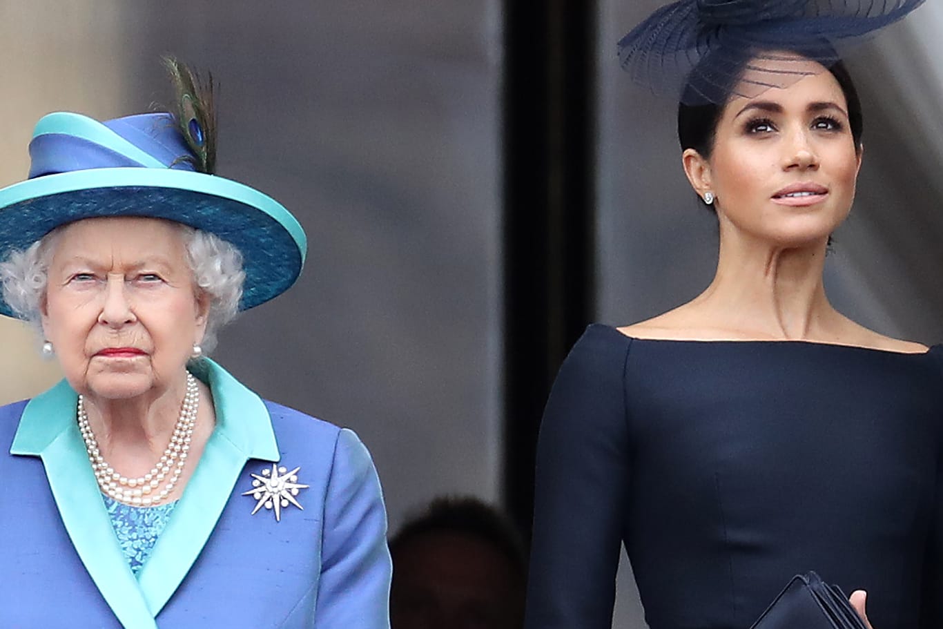 Queen Elizabeth II. und Herzogin Meghan bei einem Event in London 2018: Zwischen den Royals und den Königshausausteigern kriselt es.