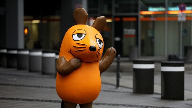 Ein Figur der Maus steht vor dem WDR