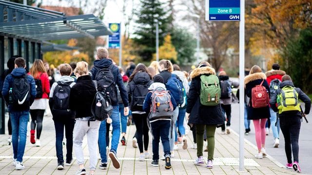 Schülerinnen und Schüler in Niedersachsen: Sie könnten von einem vergünstigten Deutschlandticket profitieren.