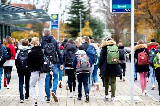 Schülerinnen und Schüler in Niedersachsen: Sie könnten von einem vergünstigten Deutschlandticket profitieren.