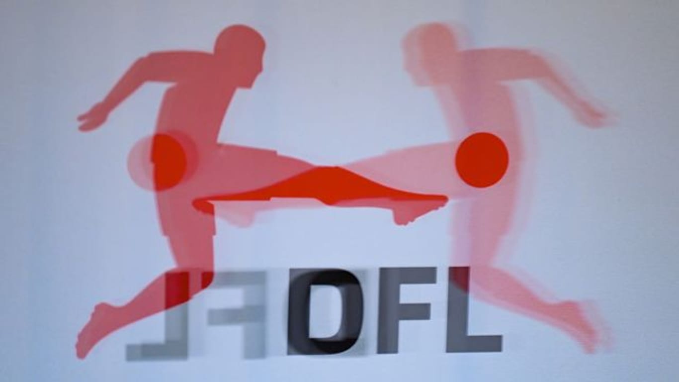 Das Logo der DFL (Deutsche Fußball Liga) spiegelt vor einer Pressekonferenz in einer Plexiglasscheibe.