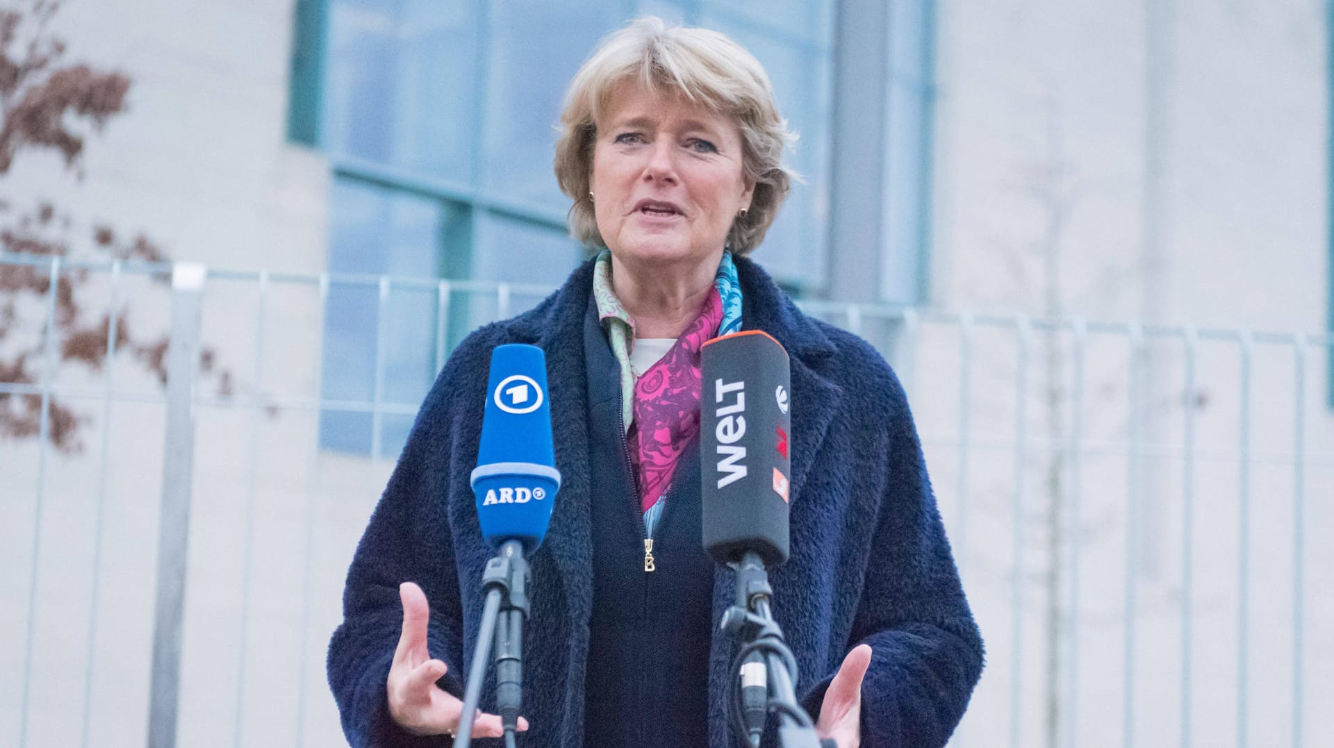 Monika Grütters vor dem Bundeskanzleramt: Die Beauftragte der Bundesregierung für Kultur und Medien sieht "konkrete Perspektiven" für die Kulturszene.
