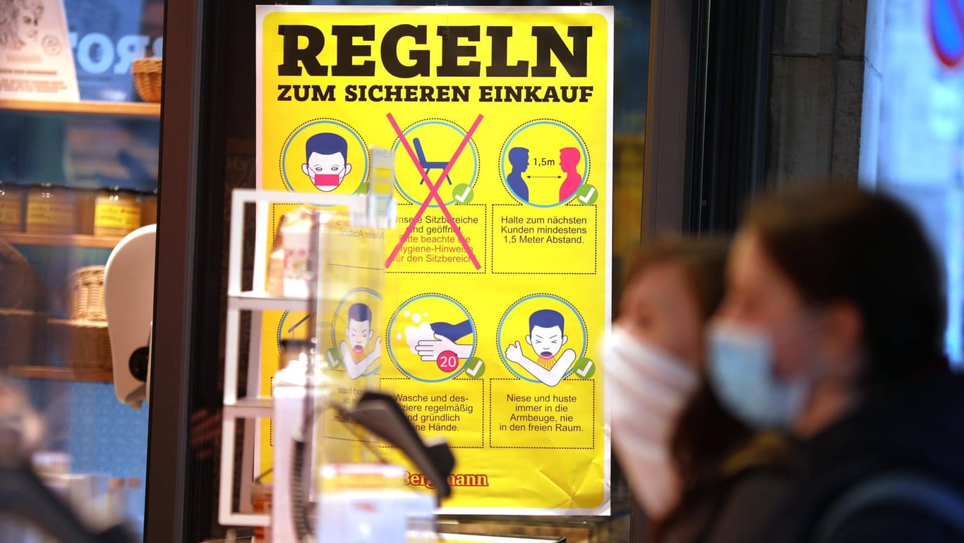 Kundinnen in einem Geschäft in Erfurt (Archivbild): Die Stadt Erfurt plant ein Experiment zur Öffnung des Einzelhandels.