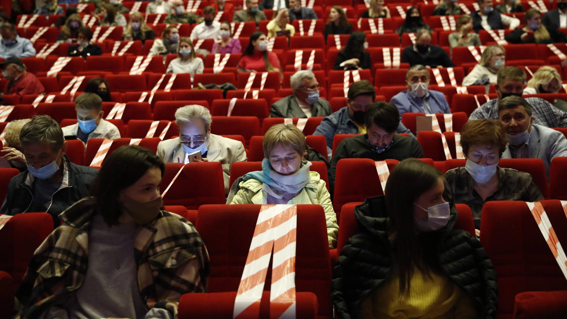 Zuschauer in einem Kino in Moskau: Der Öffnungsplan sieht auch Lockerungen für Kinos vor.