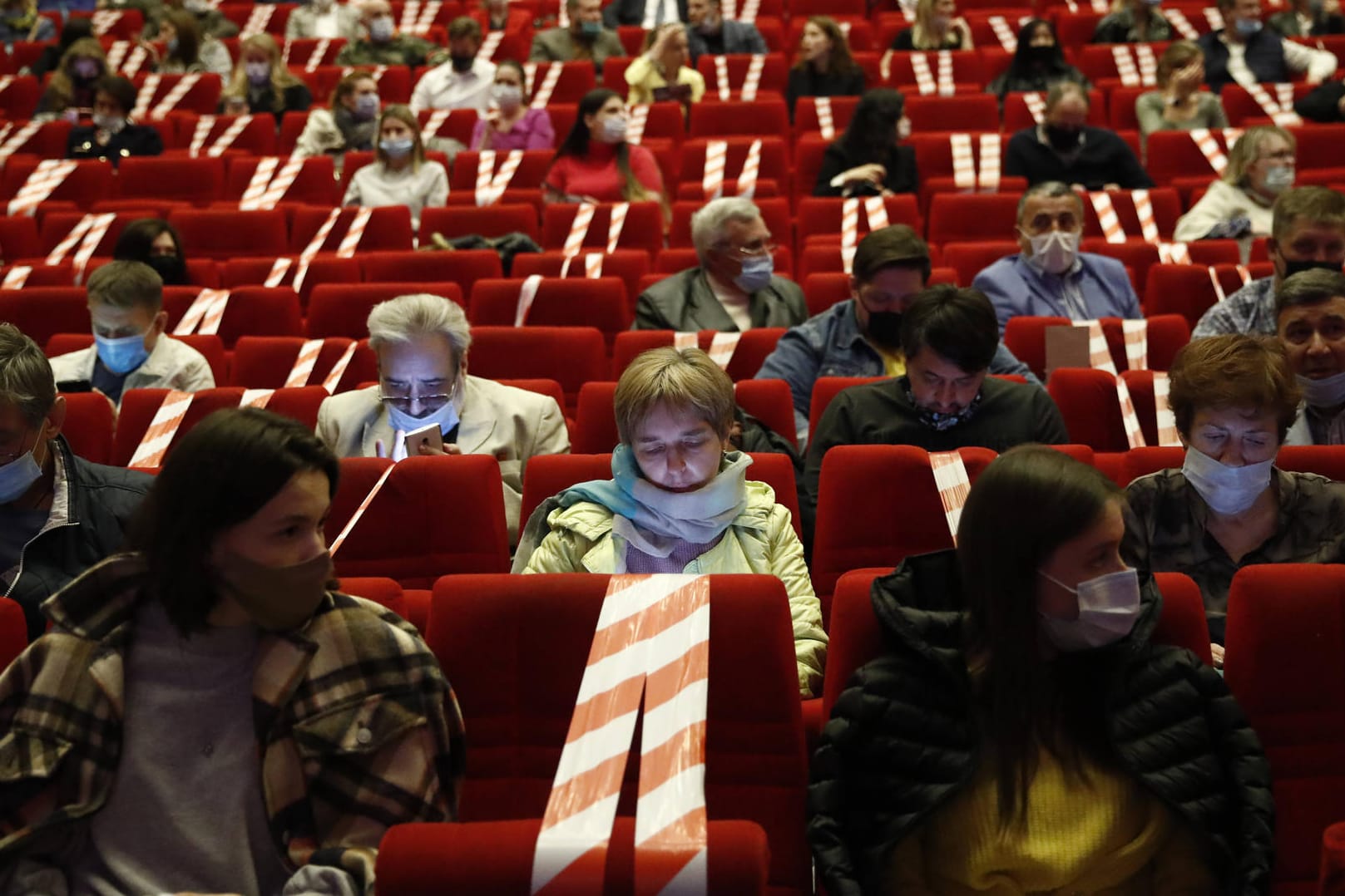 Zuschauer in einem Kino in Moskau: Der Öffnungsplan sieht auch Lockerungen für Kinos vor.