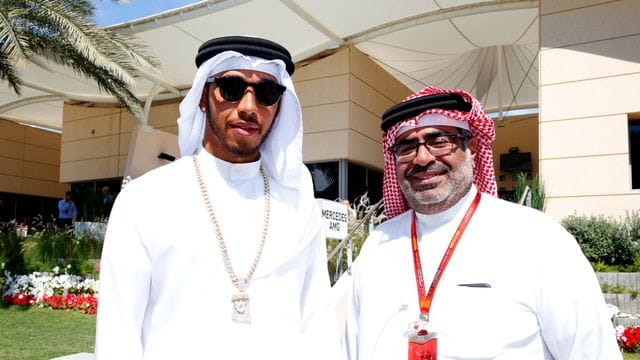 Lewis Hamilton (l) posiert mit dem Geschäftsführer der Rennstrecke in Bahrain: Prinz Salman bin Hamad bin Isa Al Khalifa.