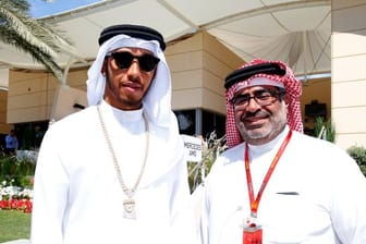 Lewis Hamilton (l) posiert mit dem Geschäftsführer der Rennstrecke in Bahrain: Prinz Salman bin Hamad bin Isa Al Khalifa.