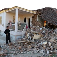Ein Mann steht im Dorf Mesochori vor Trümmern eines Hauses: Ein starkes Erdbeben hat Mittel- und Nordgriechenland erschüttert.