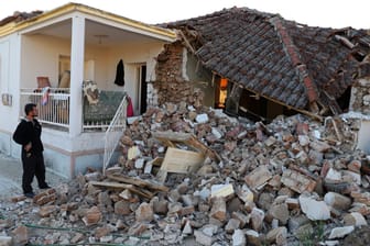 Ein Mann steht im Dorf Mesochori vor Trümmern eines Hauses: Ein starkes Erdbeben hat Mittel- und Nordgriechenland erschüttert.