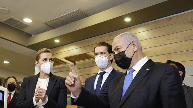 Mette Frederiksen (l-r), Ministerpräsidentin von Dänemark, Sebastian Kurz (ÖVP), Bundeskanzler von Österreich, und Israels Premierminister Benjamin Netanjahu stehen vor den gemeinsamen Gesprächen zusammen.