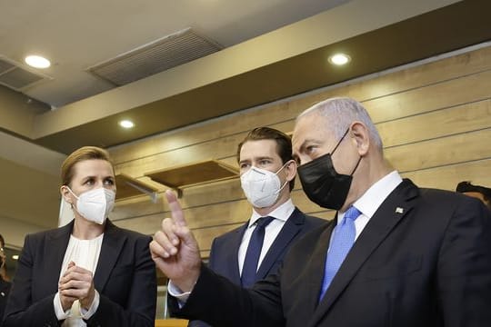 Mette Frederiksen (l-r), Ministerpräsidentin von Dänemark, Sebastian Kurz (ÖVP), Bundeskanzler von Österreich, und Israels Premierminister Benjamin Netanjahu stehen vor den gemeinsamen Gesprächen zusammen.