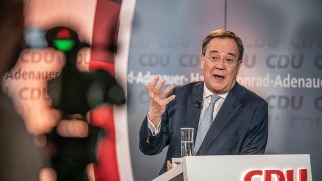 Armin Laschet spricht in einer virtuellen Fragerunde mit Parteimitgliedern. Armin Laschet spricht in einer virtuellen Fragerunde mit Parteimitgliedern.