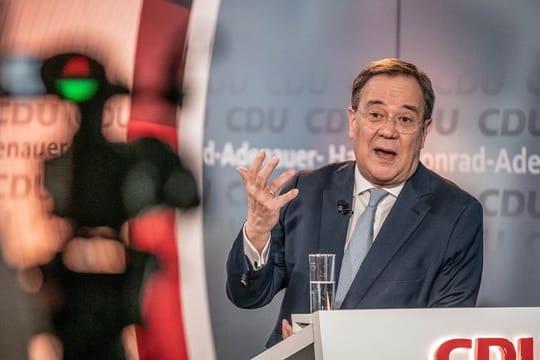 Armin Laschet spricht in einer virtuellen Fragerunde mit Parteimitgliedern.