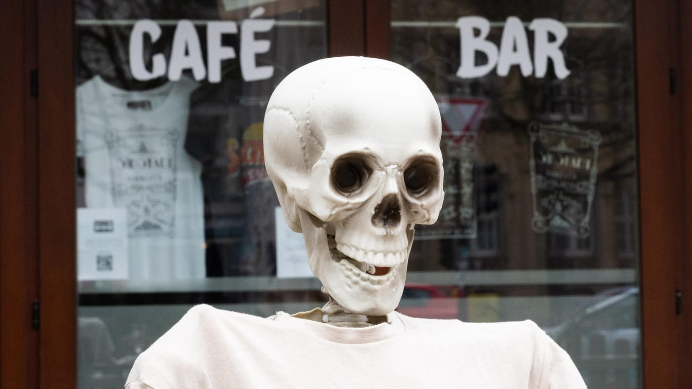 Skelett vor einem geschlossenen Restaurant in Hannover: Der Betreiber demonstriert dagegen, dass ihm die Stammgäste "wegsterben".