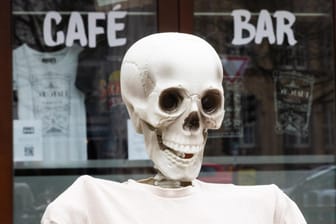 Skelett vor einem geschlossenen Restaurant in Hannover: Der Betreiber demonstriert dagegen, dass ihm die Stammgäste "wegsterben".