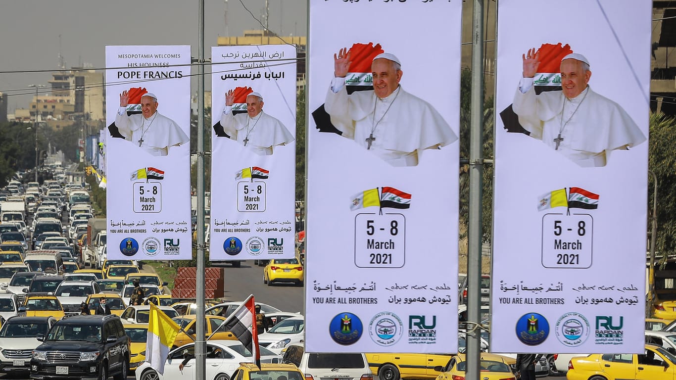 Willkommensplakate für den Papst in Bagdad.