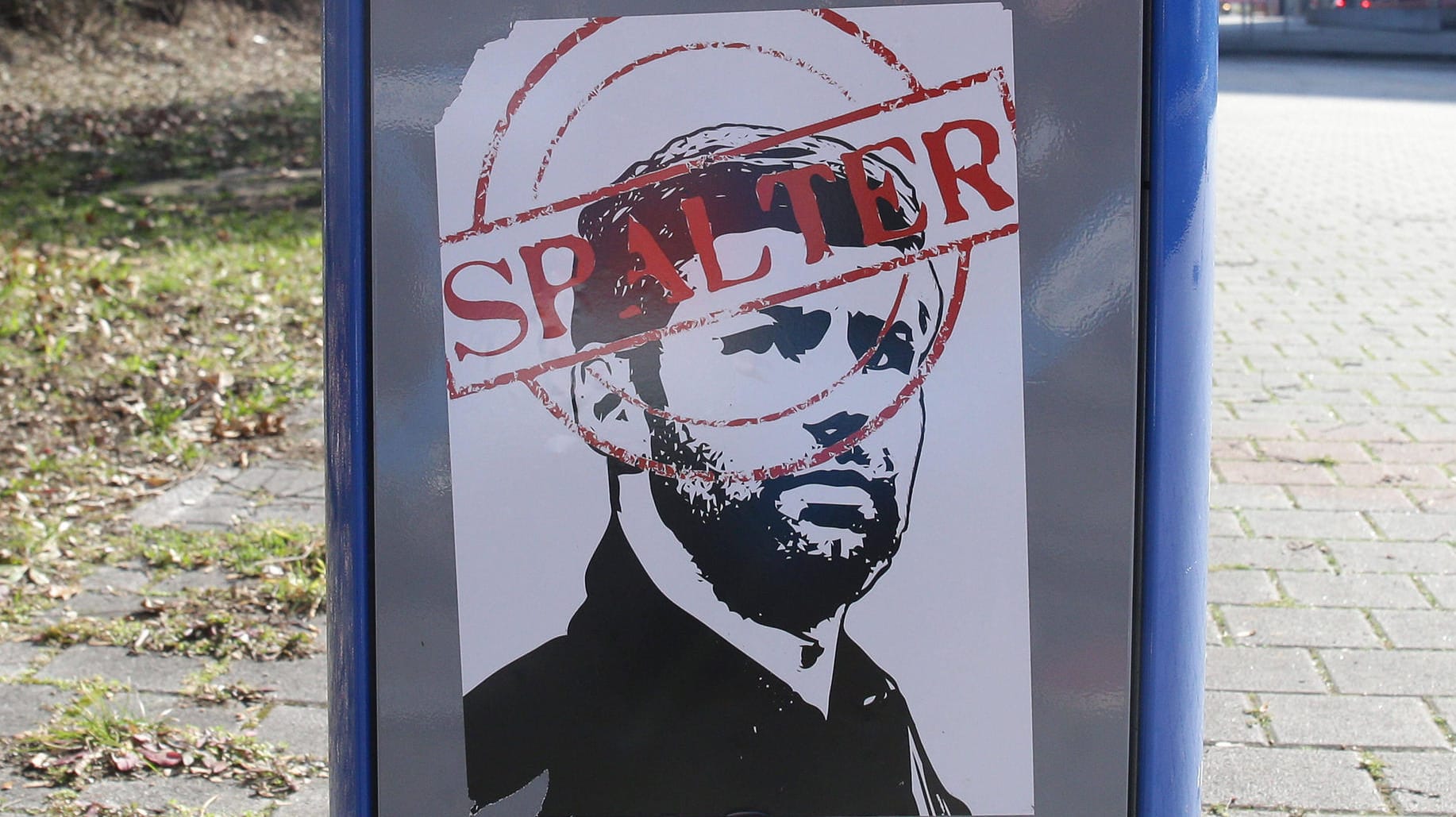 Nach Thomas Hitzlspergers Kandidatur für den Vereinsvorsitz tauchten diese Aufkleber in Stuttgart auf.