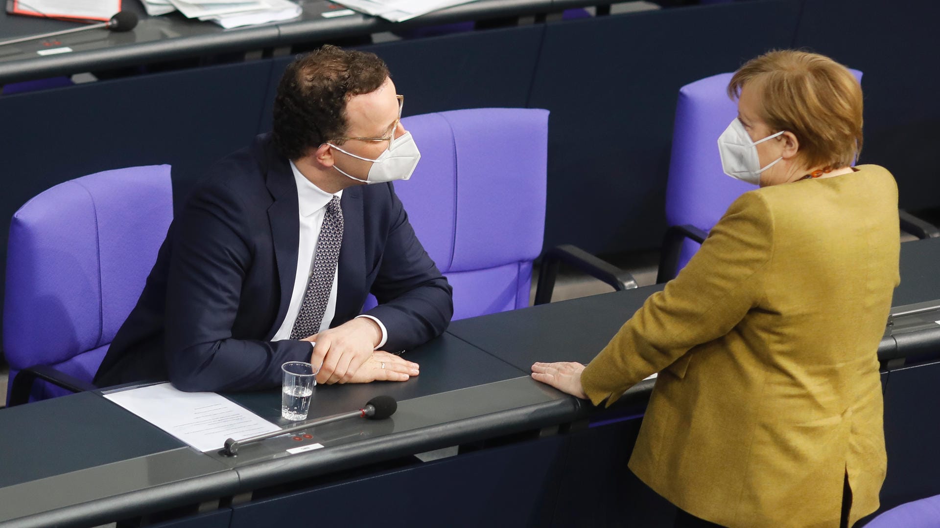 Angela Merkel und Jens Spahn: Die Kanzlerin und ihr Gesundheitsminister haben einer neuen Umfrage zufolge an Beliebtheit verloren.