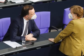 Angela Merkel und Jens Spahn: Die Kanzlerin und ihr Gesundheitsminister haben einer neuen Umfrage zufolge an Beliebtheit verloren.