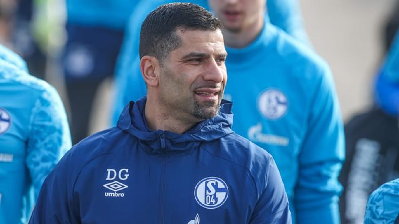 Der neue Trainer des FC Schalke 04, Dimitrios Grammozis, bemüht sich, Zuversicht auszustrahlen.