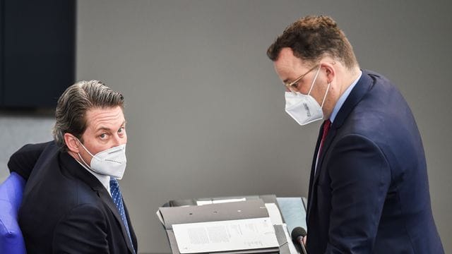 Andreas Scheuer (CSU, l), Bundesverkehrsminister, und Jens Spahn (CDU), Bundesgesundheitsminister, im Plenarsaal des Deutschen Bundestags. Andreas Scheuer (CSU, l), Bundesverkehrsminister, und Jens Spahn (CDU), Bundesgesundheitsminister, im Plenarsaal des Deutschen Bundestags.