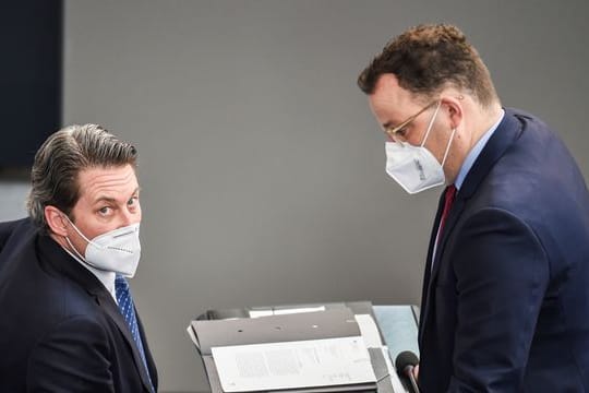 Andreas Scheuer (CSU, l), Bundesverkehrsminister, und Jens Spahn (CDU), Bundesgesundheitsminister, im Plenarsaal des Deutschen Bundestags.