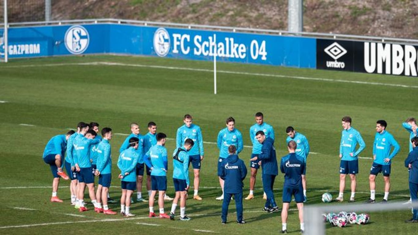 Auf Schalke setzt man die Hoffnung auf einen neuen Trainer: Dimitrios Grammozis (M) stimmt die Spieler ein.
