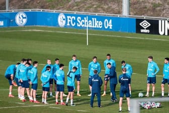 Auf Schalke setzt man die Hoffnung auf einen neuen Trainer: Dimitrios Grammozis (M) stimmt die Spieler ein.