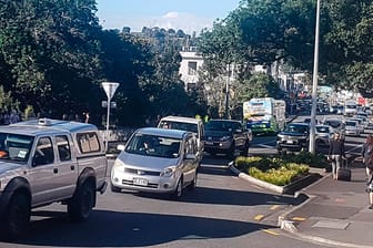 Neuseeland, Whangarei: Fahrzeuge stauen sich, nachdem eine Tsunami-Warnung ausgegeben wird.