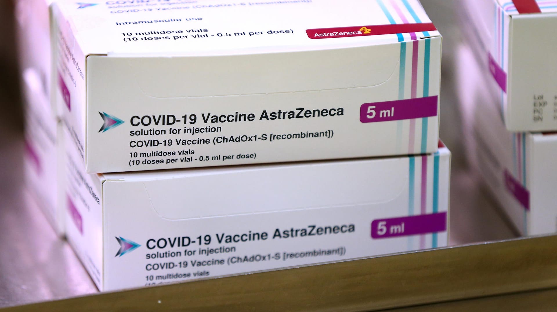 Die Schachteln mit dem Corona-Impfstoff Astrazeneca stapeln sich: Viele Menschen halten das Vakzin für weniger wirksam oder sicher, obwohl es nachweislich vor Covid-19 schützt.