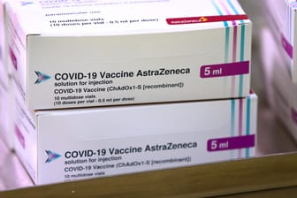 Die Schachteln mit dem Corona-Impfstoff Astrazeneca stapeln sich: Viele Menschen halten das Vakzin für weniger wirksam oder sicher, obwohl es nachweislich vor Covid-19 schützt.